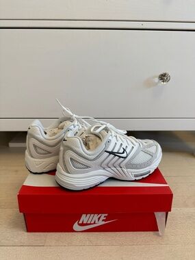 Nike Women's Air Pegasus 2005 Box Label - Red and White